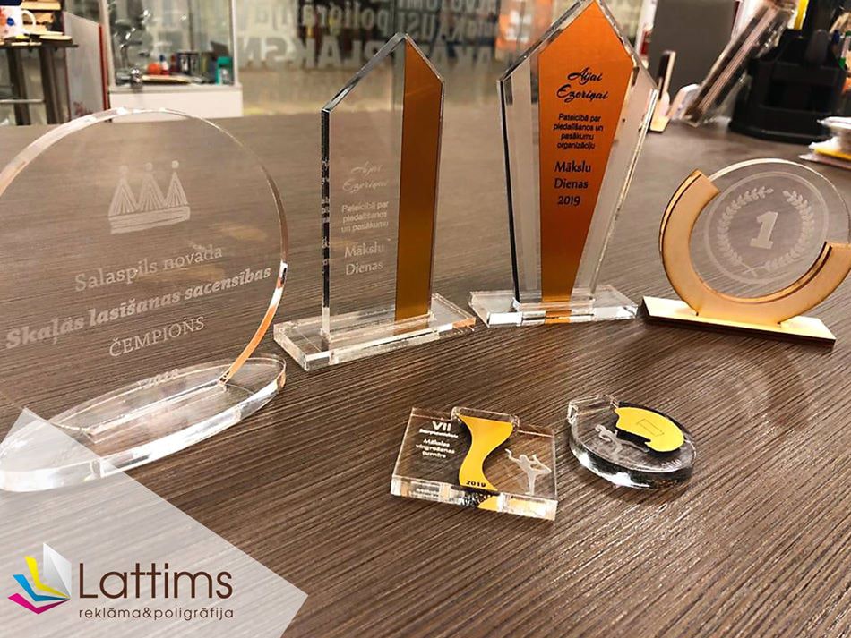 Reklamnoe agenstvo Lattims lazernaya rezka iz dereva